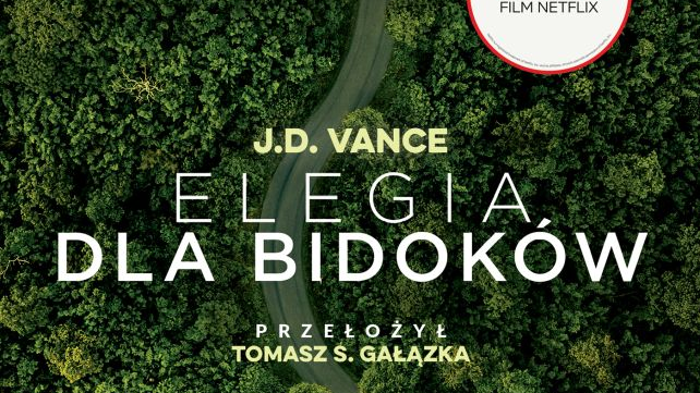 Patrzymy z góry na bardzo krętą drogę wijącą się wśród wielu zielonych drzew. Na samym środku tego zdjęcia - tytuł książki, nazwisko autora i tłumacza oraz adnotacja, że film jest dostępny na platformie Netflix.