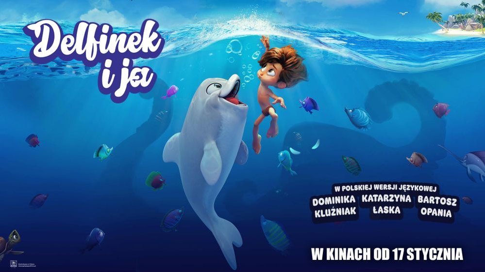 Plakat filmowy. Pod wodą płynie pod górę wesoły delfin i chłopiec, który sięga ręką prawie nad powierzchnię fal. Wokół nich krążą rybki, gdzieś daleko w tle widać z kolei cień groźnego stwora, wielkiej kałamarnicy.