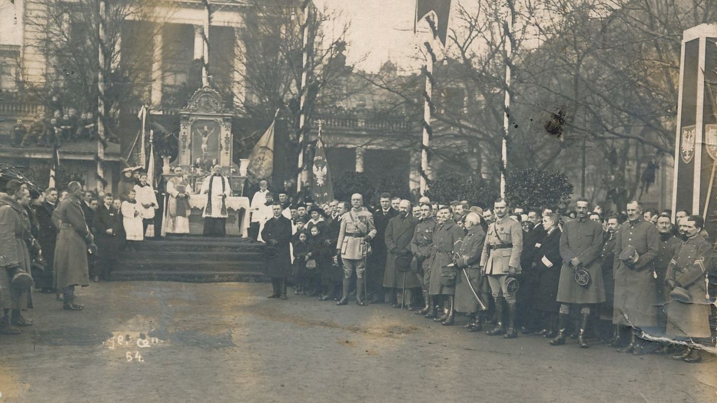 Generałowie i oficerowie wokół ołtarza polowego ustawionego na placu Wolności