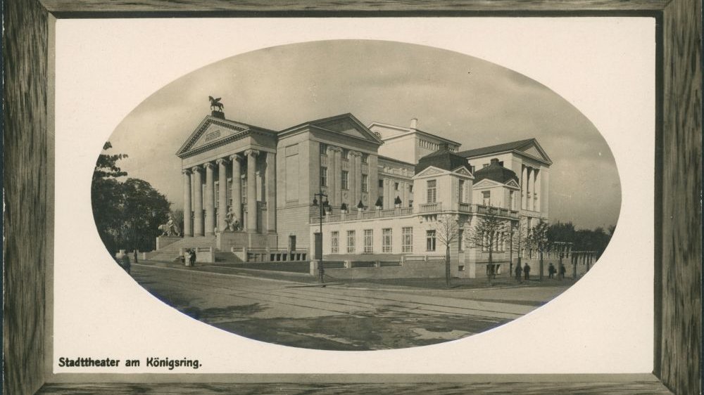 Budynek teatru sfotografowany z prawej strony.
