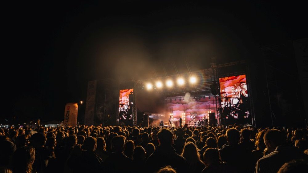 Plenerowy koncert. Tłum pod sceną. Jest noc.