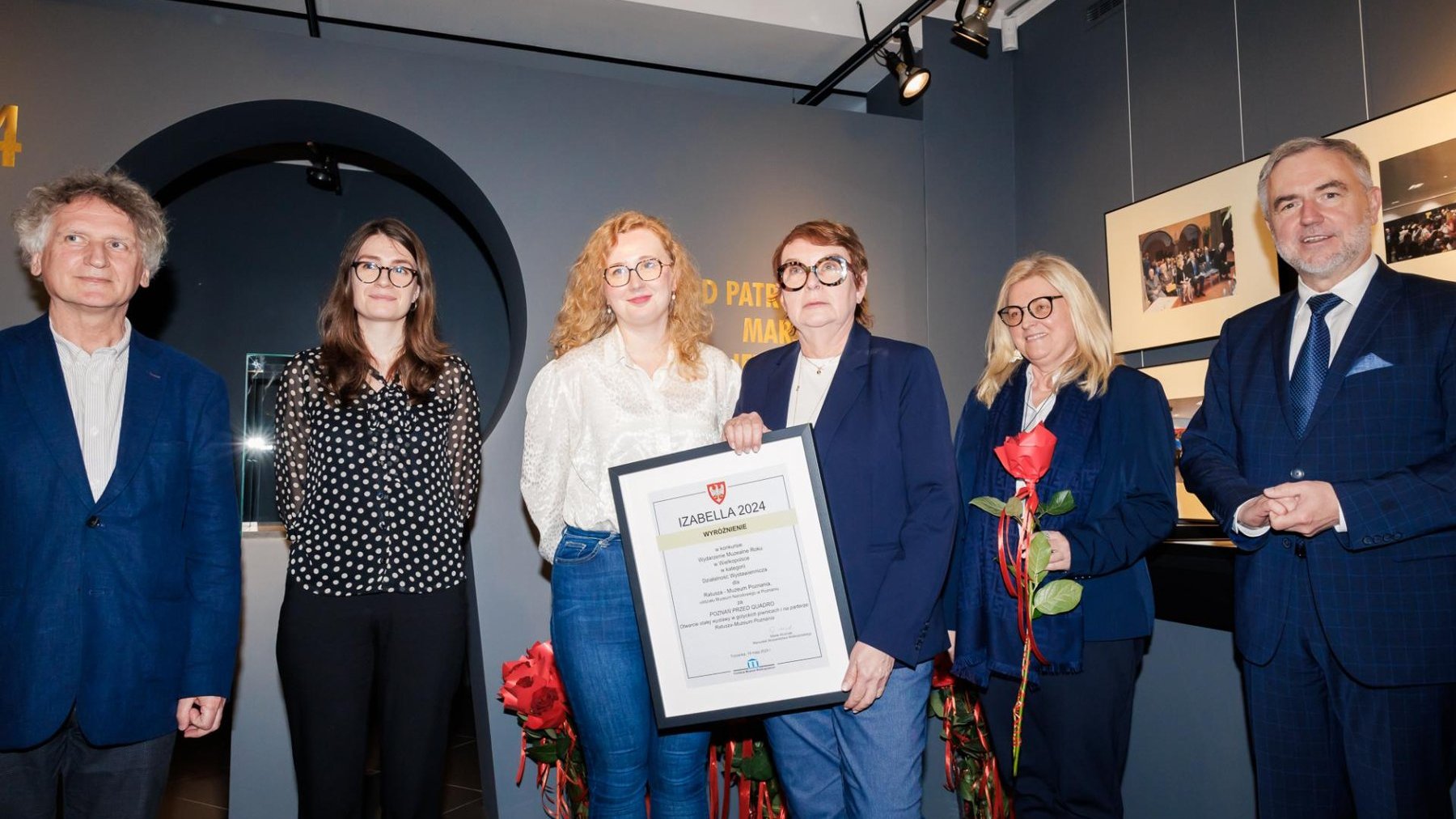 Laureatki odbierają nagrody, w rękach kwiaty, dyplom