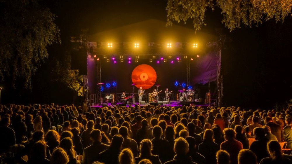 Nocny koncert plenerowy.