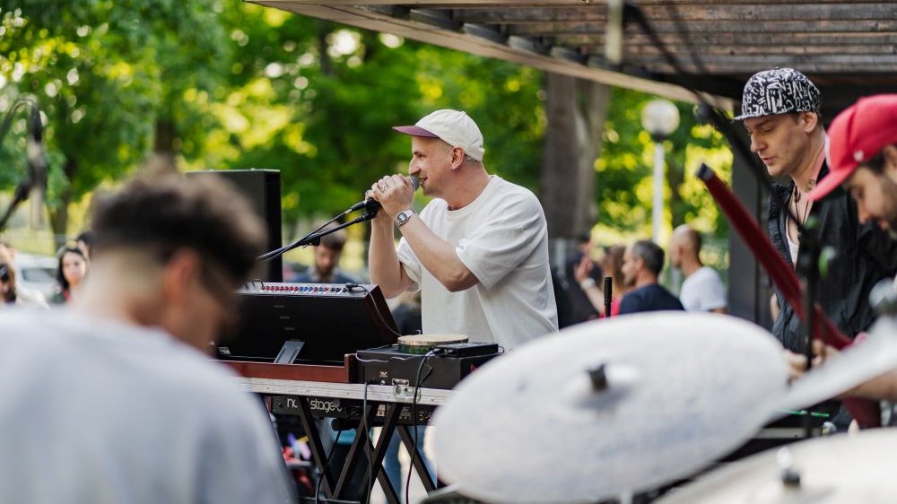Muzycy podczas plenerowego koncertu.