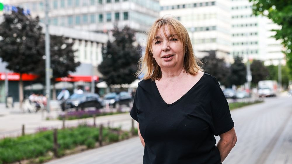 Kobieta w średnim wieku stoi na ulicy Święty Marcin.