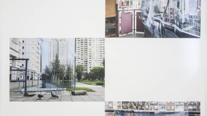 Fotografie betonowych blokowisk na wystawie w galerii.