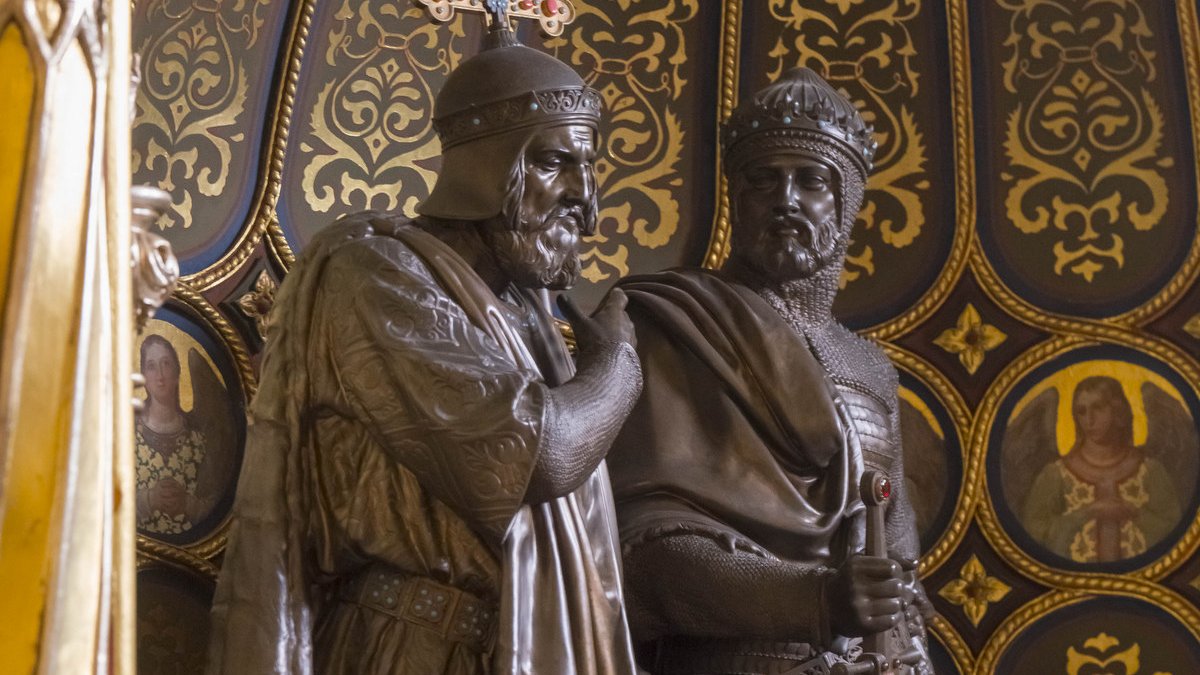 Pomnik w Złotej Kaplicy, postacie w cieniu