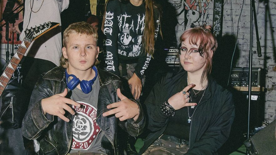 Czworo młodych muzyków punkowych.