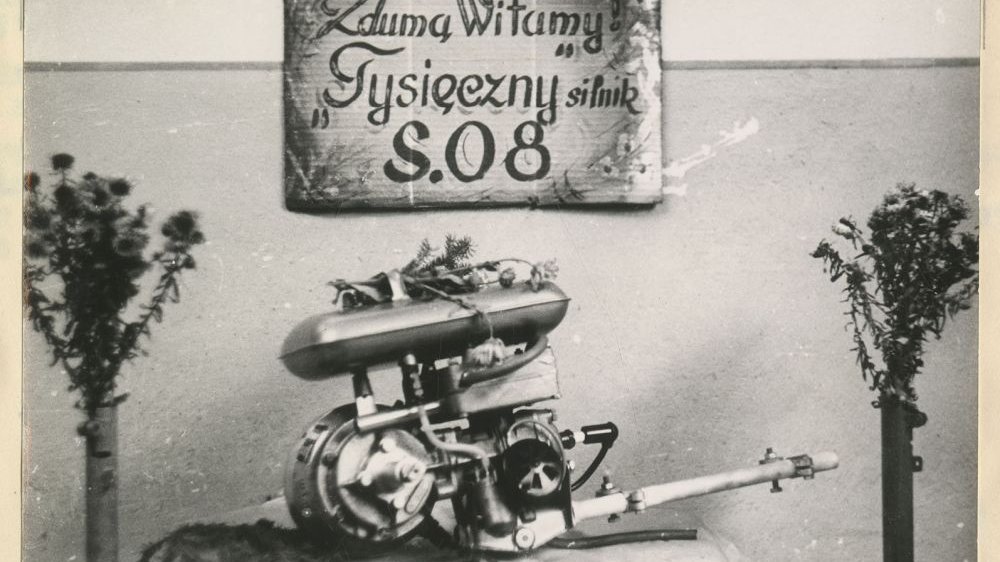 Silnik motocyklowy na wystawie, pod dumnym szyldem.