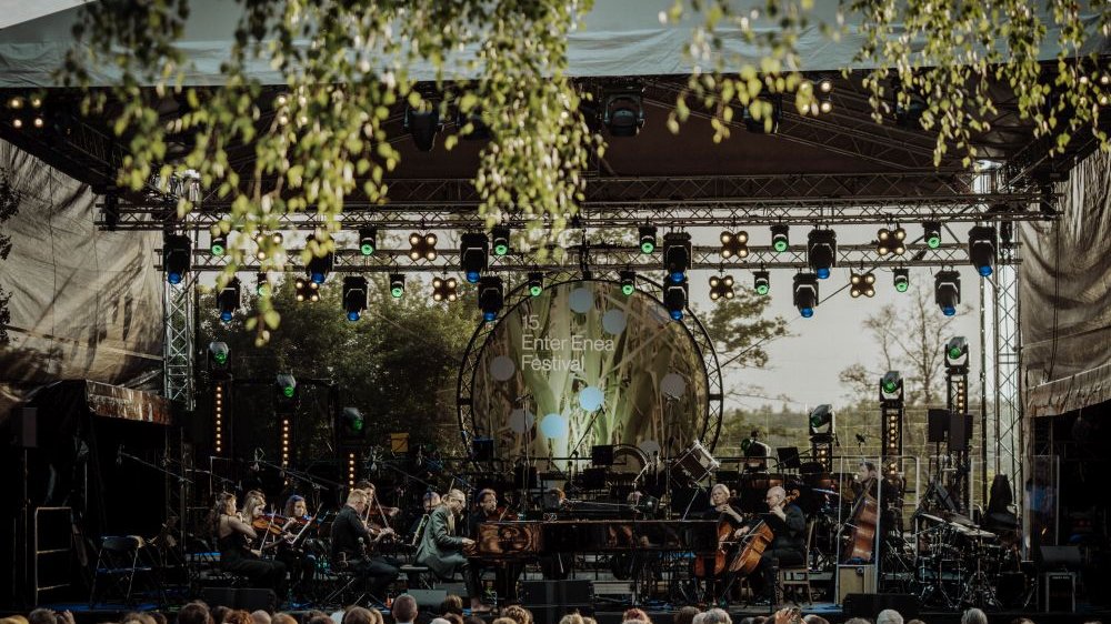 Orkiestra i Leszek Możdżer podczas wspólnego koncertu na plenerowej scenie.