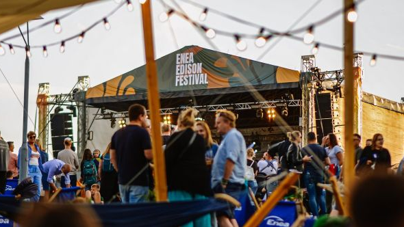 Publiczność podczas letniego festiwalu. Z tyłu duża scena.