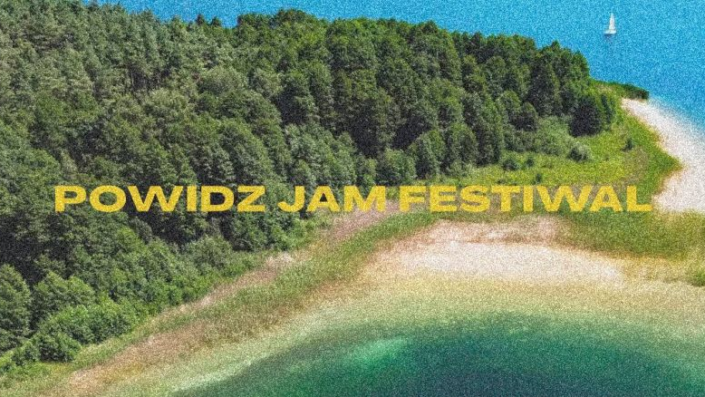 Grafika festiwalu z motywem jeziora i lasu.