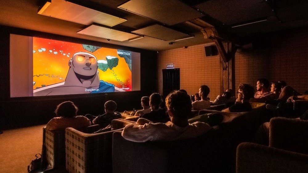 Widzowie podczas seansu filmu animowanego.