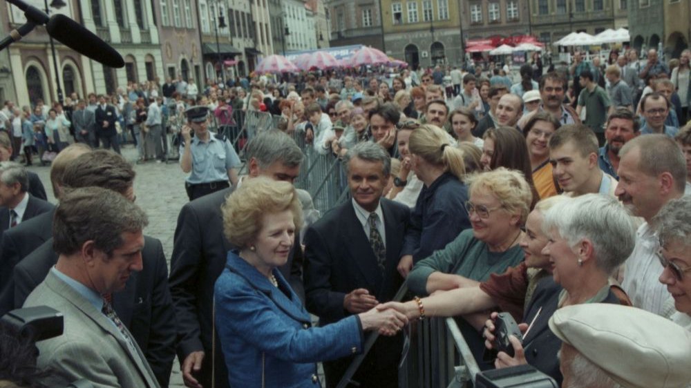 Margaret Thatcher wita się z tłumem na Starym Rynku w Poznaniu.
