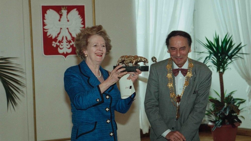 Margaret Thatcher pozuje ze złotą figurką lwicy z ówczesnym prezydentem Poznania Wojciechem Szczęsnym Kaczmarkiem.