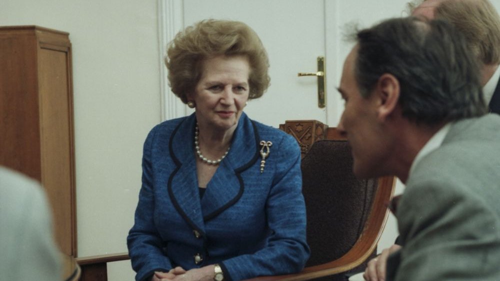 Margaret Thatcher rozmawia z ówczesnym prezydentem Poznania Wojciechem Szczęsnym Kaczmarkiem.