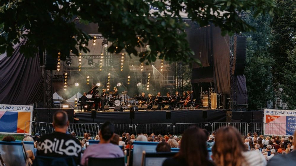 Letni koncert plenerowy w parku.