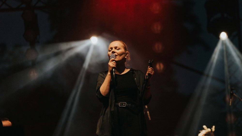 Anna Maria Jopek śpiewa z zamkniętymi oczami.