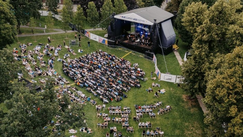 Widok na plenerową scenę w parku z perspektywy lotu ptaka.