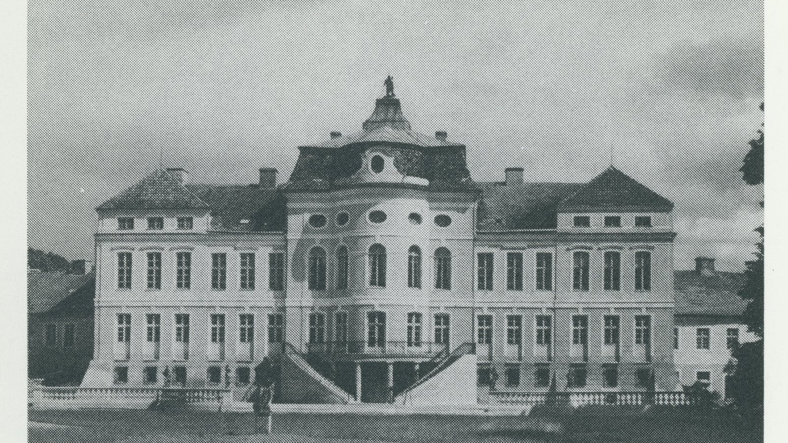 Okazały pałac z balkonem (wejście na nie po obu stronach).