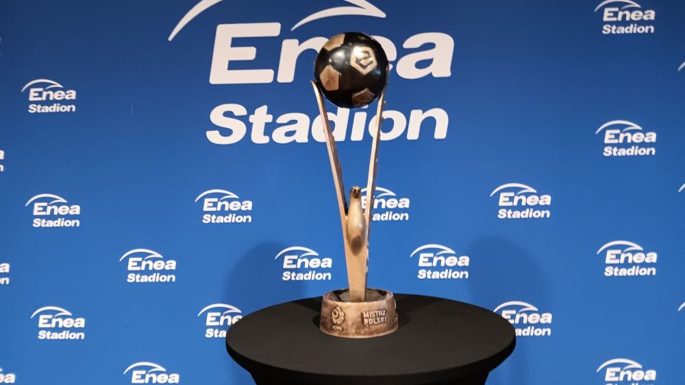 Statuetka z motywem orła i piłki nożnej stoi na stoliku.