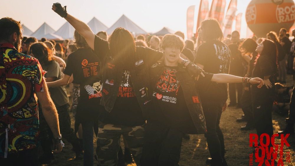 Fani rocka tańczą pod sceną.