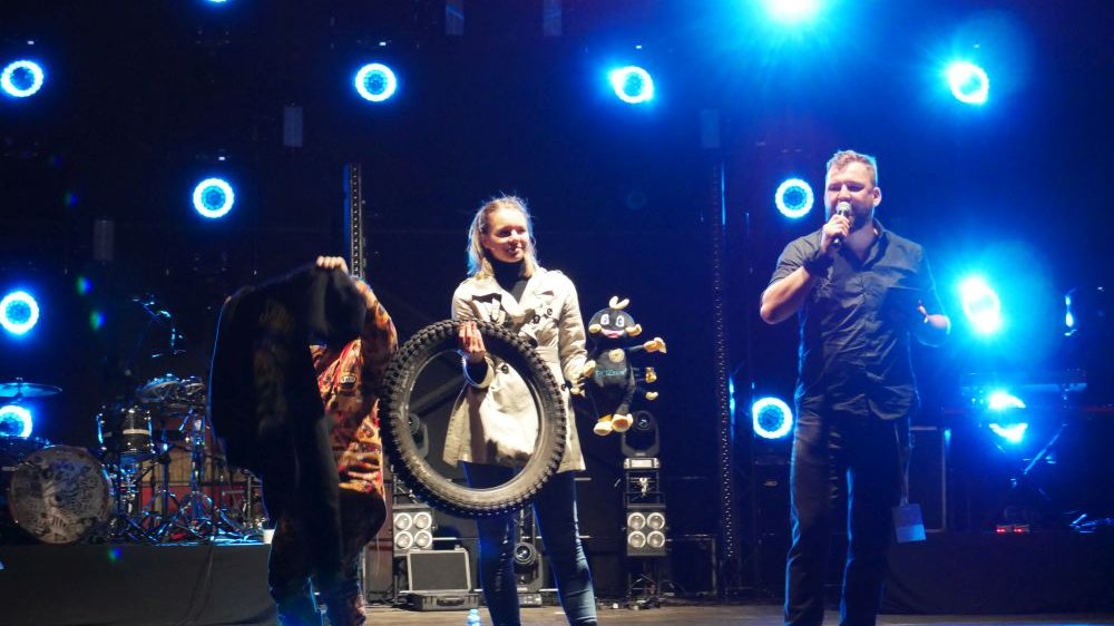 Licytacja charytatywna na festiwalowej scenie.