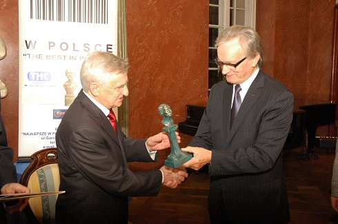 W. Spaleniak odbiera statuetkę z rąk M. Króla, prezesa Tow. im. H. Cegielskiego (fot. R. Galowski) - grafika artykułu