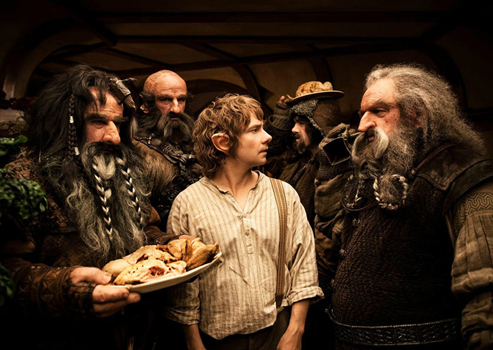 Podpowiadamy, co zamiast wódki i zakąski w sylwestra. Fot. kadr z filmu "Hobbit" (2012) - grafika artykułu