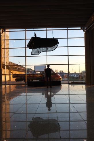 "Epitafium dla Komedy" prezentowane jest w hali głównej lotniska, fot. Zachęta - grafika artykułu