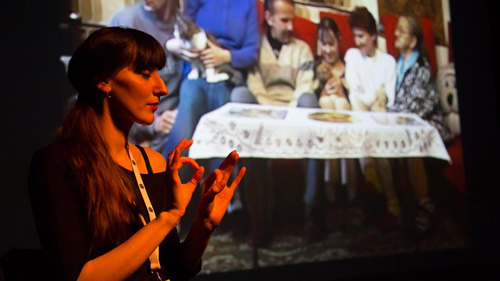 Dominika Mroczek tłumaczy film "Moja ulica" na język migowy. Fot. Piotr Bedliński