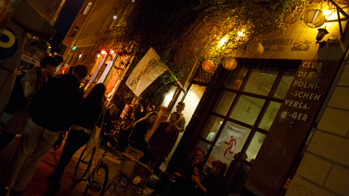 Klub Polskich Nieudaczników nocą. Fot. P. Bedliński