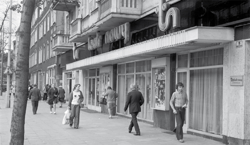 Ulica Dąbrowskiego - siedziba Teatru Nowego, 1974 r. Fot. S. Wiktor - grafika artykułu