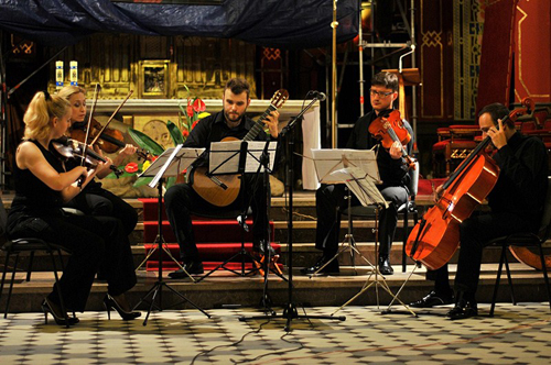 Łukasz Kuropaczewski i Royal String Quartet. Fot. mat. PAG - grafika artykułu
