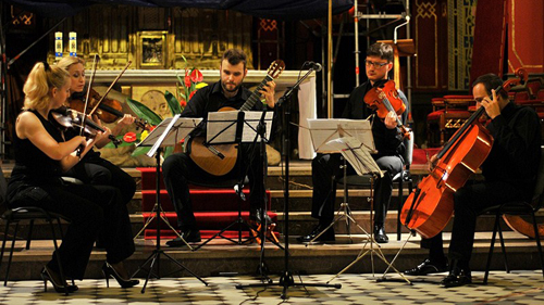 Łukasz Kuropaczewski i Royal String Quartet. Fot. mat. PAG