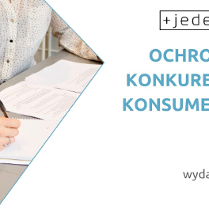 Z lewej strony fragment zdjęcia: dwie osoby siedzące przy stole, na którym rozłożone są dokumenty. Z prawej strony białe tło, na górze logo Plus Jeden, poniżej niebieski napis - Ochrona konkurencji i konsumentów, 1.12.2021, 9:00 - 12:00, Wydarzenie online.