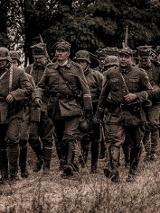 Grupa rekonstruktorów historycznych w mundurach armii Wielkopolskiej.