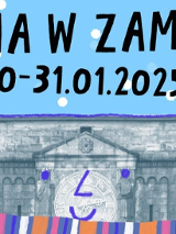 Grafika promująca wydarzenie "Zima w Zamku" odbywające się w dniach 20-31 stycznia 2025 roku. Na jasnoniebieskim tle przedstawiono ilustrowany fragment fasady zamku w szarych odcieniach, otulony w kolorowy szalik w paski - pomarańczowe, fioletowe, białe i niebieskie. Wieża zamkowa ma dorysowane oczy i uśmiech. W tle widać padające śnieżynki, które podkreślają zimowy charakter wydarzenia.