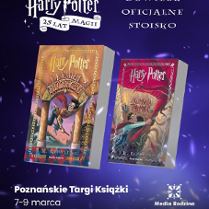 Plakat, który reklamuje oficjalną strefę Harry'ego Pottera, na gwieździstym niebie dwie książki o Harrym Potterze i napisy informujące o wydarzeniu.