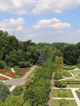 kawałek ogrodu Botanicznego, kolorowe rabaty kwiatowe, alejki spacerowe, drzewa