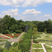 kawałek ogrodu Botanicznego, kolorowe rabaty kwiatowe, alejki spacerowe, drzewa
