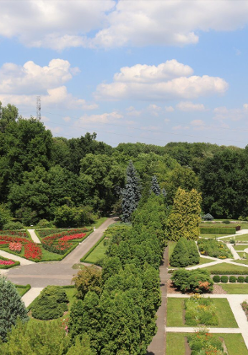 kawałek ogrodu Botanicznego, kolorowe rabaty kwiatowe, alejki spacerowe, drzewa