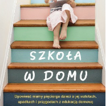 Dziecko siedzące na kolorowych schodach i trzymające książkę w ręku.