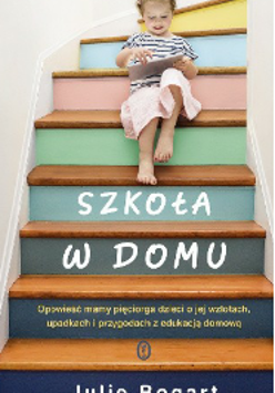 Dziecko siedzące na kolorowych schodach i trzymające książkę w ręku.