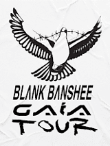 Nabiałym tle grafika czarnego, lecącego gołębia z kawałkiem drutu kolczastego w dziobie. Poniżej napis "Blank Banshee gala tour".