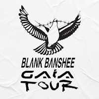 Nabiałym tle grafika czarnego, lecącego gołębia z kawałkiem drutu kolczastego w dziobie. Poniżej napis "Blank Banshee gala tour".