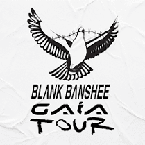 Nabiałym tle grafika czarnego, lecącego gołębia z kawałkiem drutu kolczastego w dziobie. Poniżej napis "Blank Banshee gala tour".