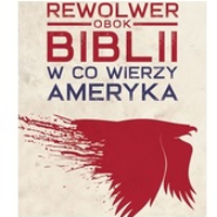 Okładka książki "Rewolwer obok Biblii. W co wierzy Ameryka" Marka Jarkowca. Na kremowym tle, czerwona sylwetka lecącego orła zostawiającego za sobą krwawy ślad. U góry tytuł książki.