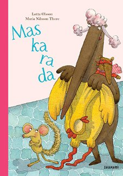Okładka książki "Maskarada" Lotty Olsson przedstawia rysunkowe postacie mrówkojada i myszy. Mrówkojad zajmuje niemal całą prawą część okładki, myszka stoi po lewej i jest dużo mniejszych rozmiarów. W lewym górnym rogu tytuł i nazwisko autorki oraz ilustratorki, Marii Nilsson Thore