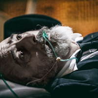 Oklaski przed komputerem